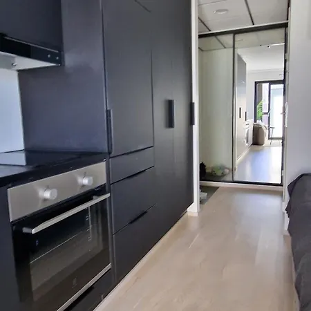 Modern Near Tampereen Messukeskus, With Own Private And Free Parking Apartamento Tampere