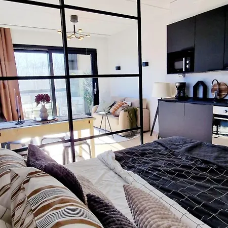 Modern Near Tampereen Messukeskus, With Own Private And Free Parking Apartment *